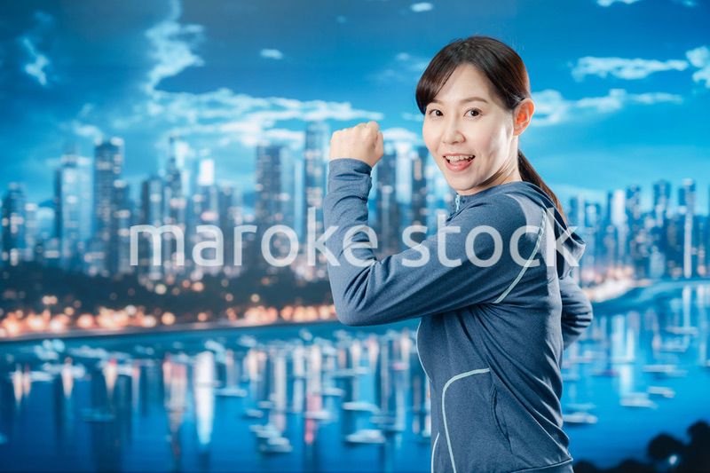 都会をランニングする若い女性