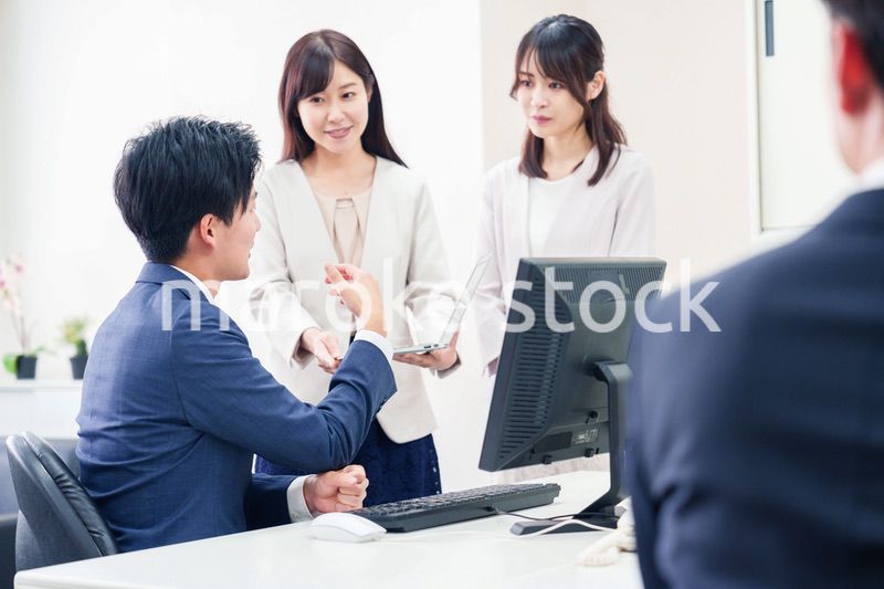 上司に報告をするビジネスパーソン