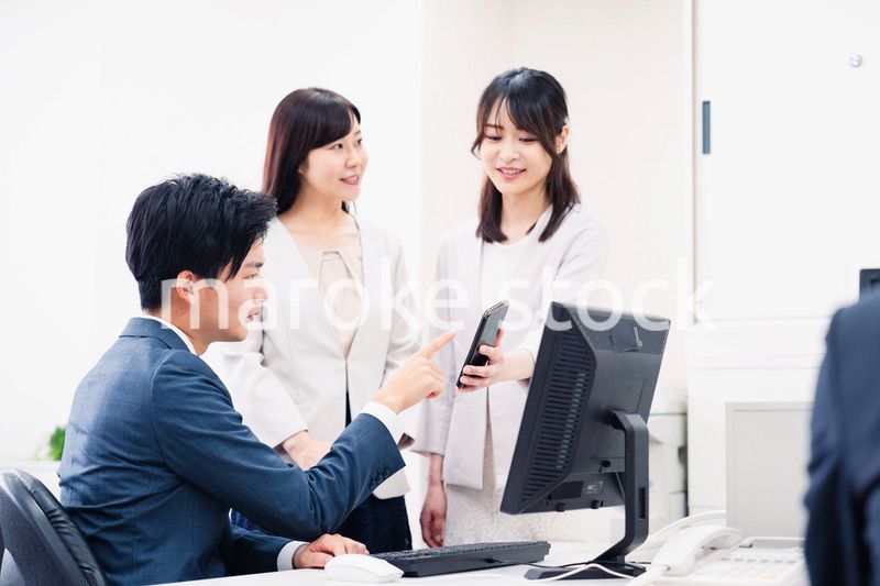 オフィスで楽しく話す上司と部下