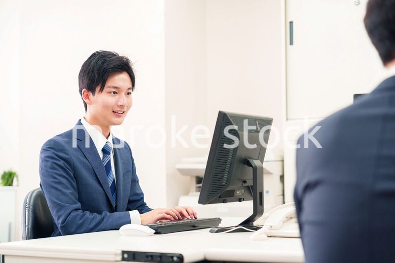 オフィスでデスクワークをする若い男性