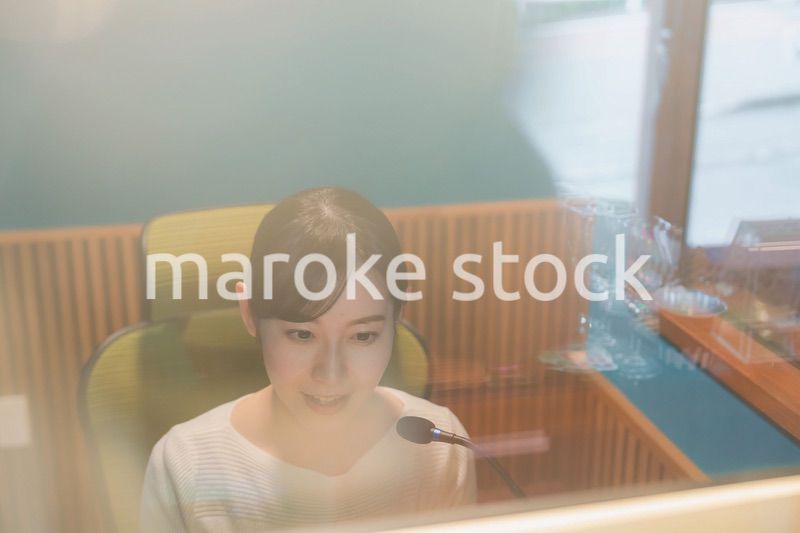 ラジオ番組で話す女性アナウンサー