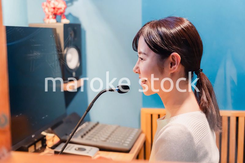 ラジオ番組で話す女性アナウンサー