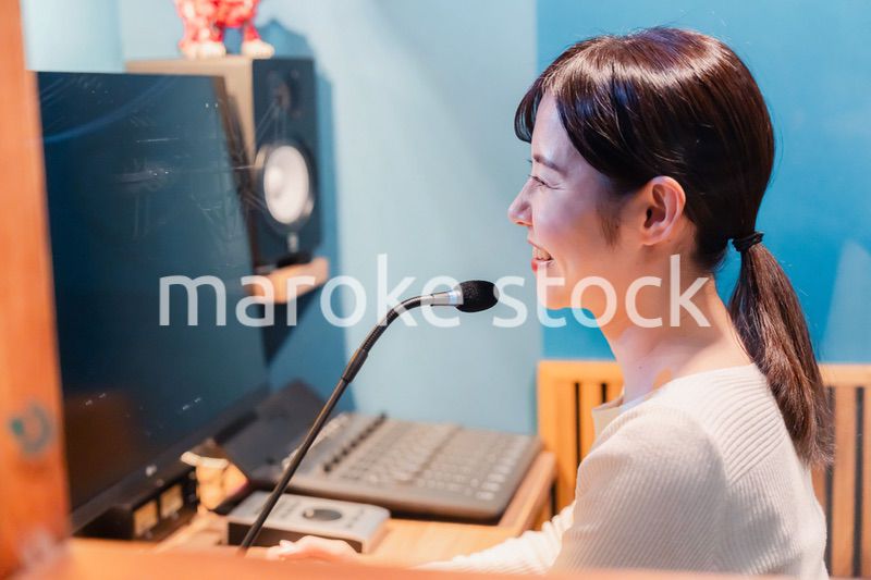 ラジオ番組で話す女性アナウンサー