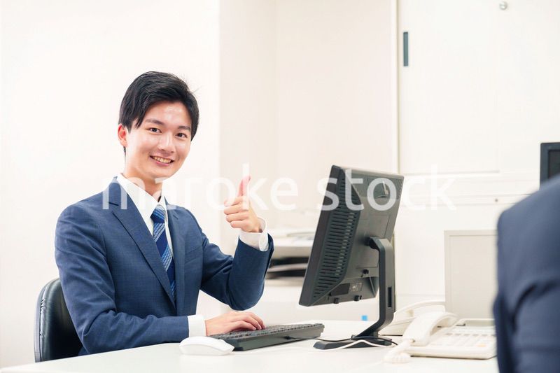 オフィスでデスクワークをする若い男性