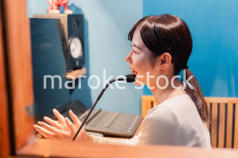 ラジオ番組で話す女性アナウンサー