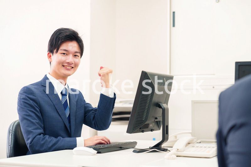 オフィスでデスクワークをする若い男性