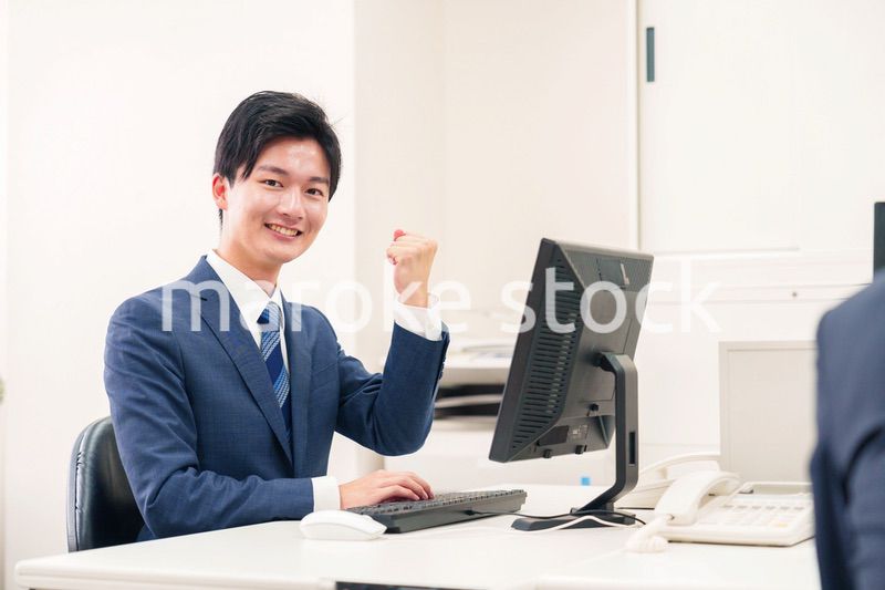 オフィスでデスクワークをする若い男性