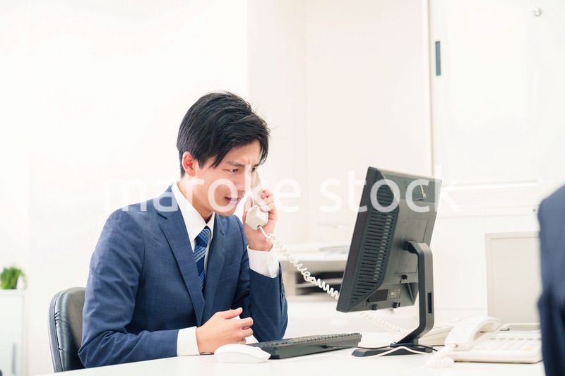 電話で怒鳴るビジネスマンの男性