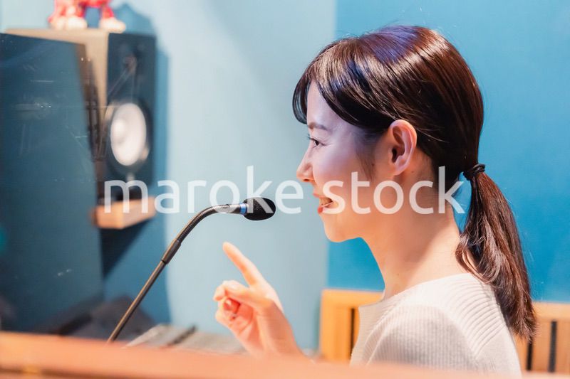 ラジオ番組で話す女性アナウンサー
