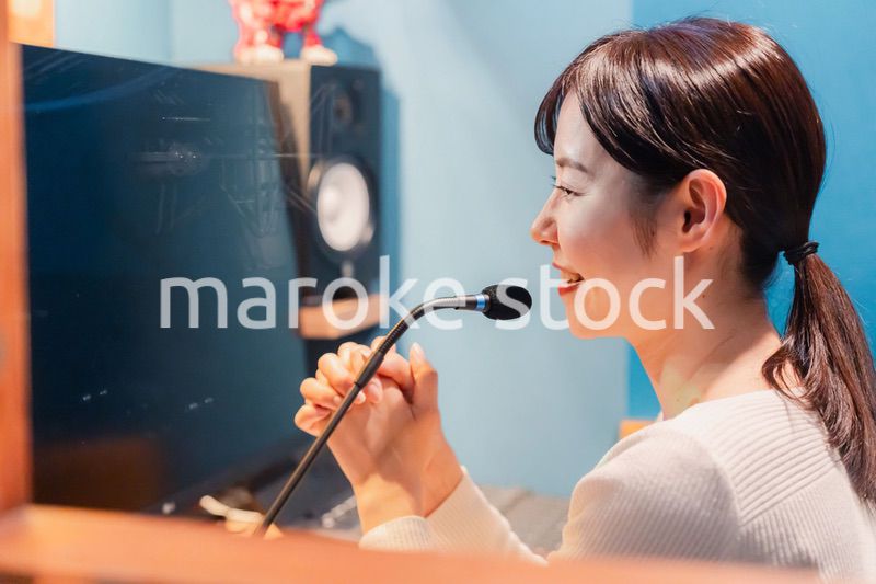 ラジオ番組で話す女性アナウンサー