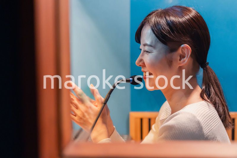 ラジオ番組で話す女性アナウンサー