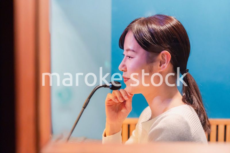 ラジオ番組で話す女性アナウンサー