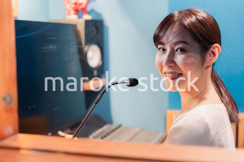 ラジオ番組で話す女性アナウンサー