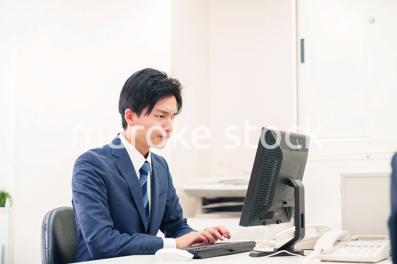 仕事がうまくいかずネガティブな表情を浮かべるビジネスマン