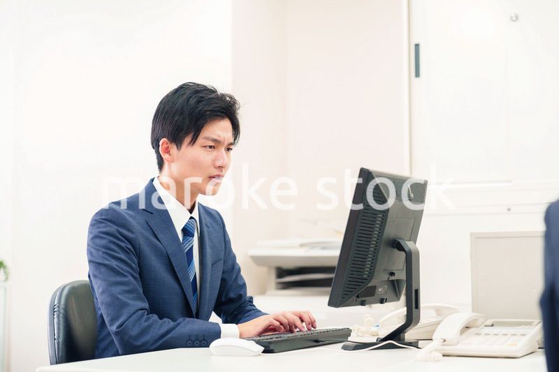 仕事がうまくいかずネガティブな表情を浮かべるビジネスマン