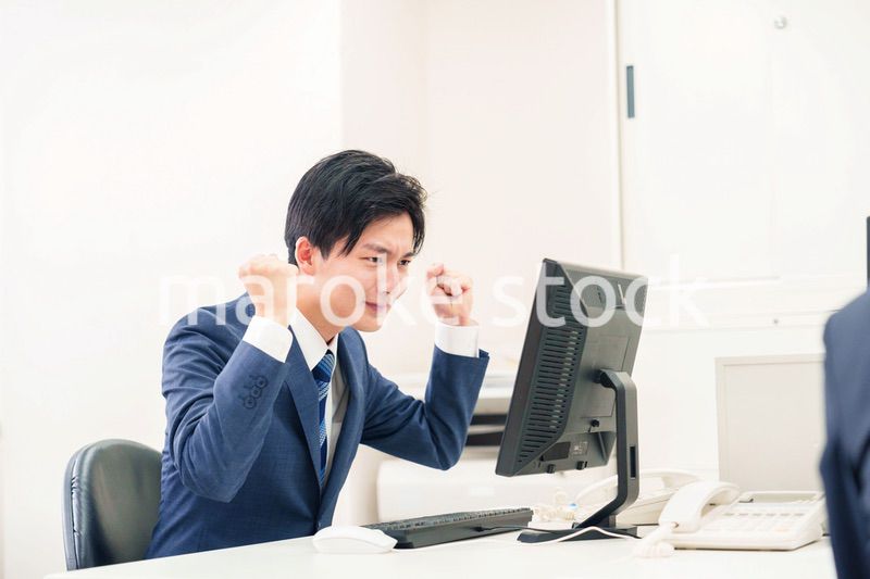 仕事がうまくいかずネガティブな表情を浮かべるビジネスマン