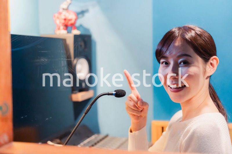 ラジオ番組で話す女性アナウンサー