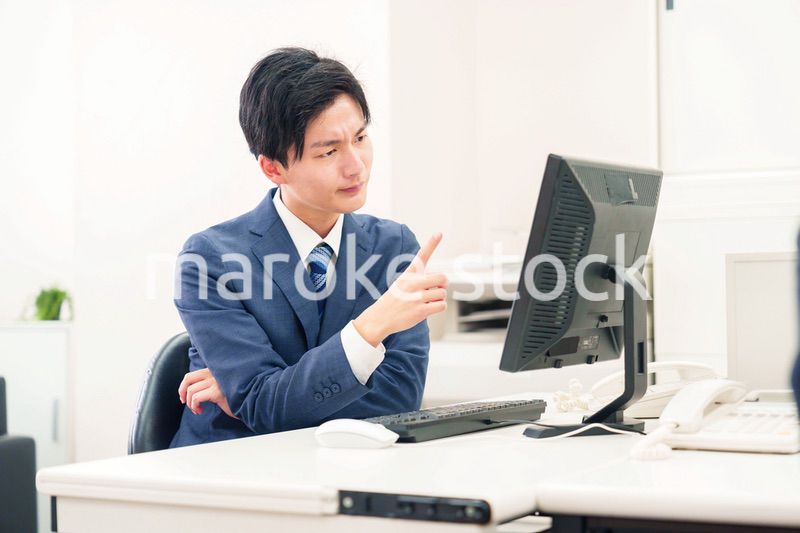 仕事がうまくいかずネガティブな表情を浮かべるビジネスマン