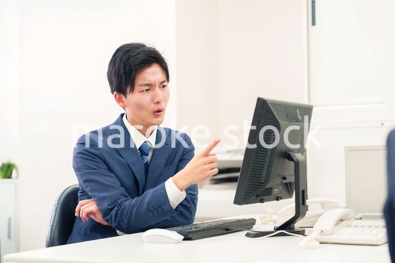 仕事がうまくいかずネガティブな表情を浮かべるビジネスマン