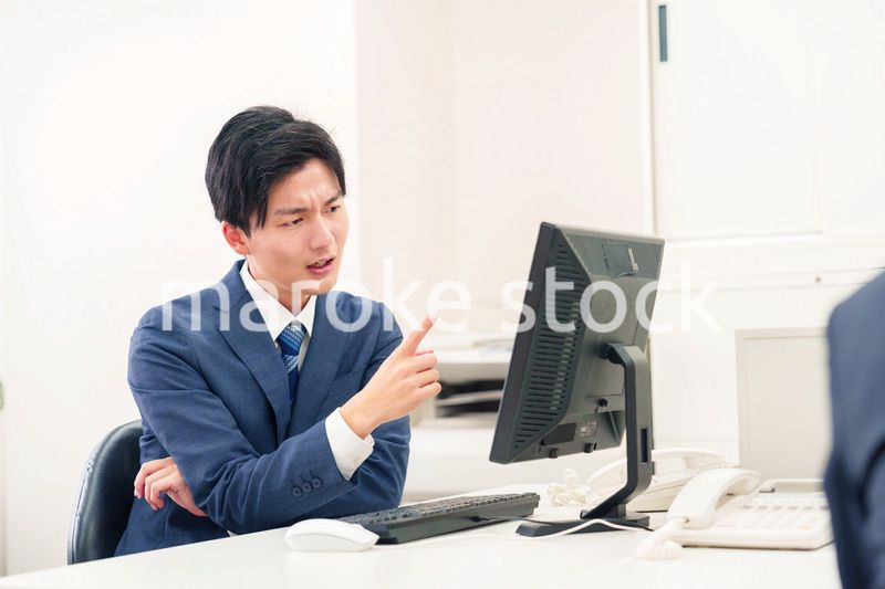 仕事がうまくいかずネガティブな表情を浮かべるビジネスマン