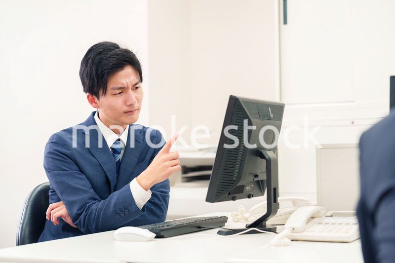 仕事がうまくいかずネガティブな表情を浮かべるビジネスマン