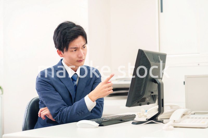 仕事がうまくいかずネガティブな表情を浮かべるビジネスマン