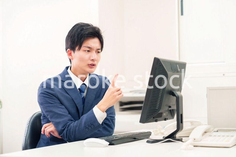 仕事がうまくいかずネガティブな表情を浮かべるビジネスマン