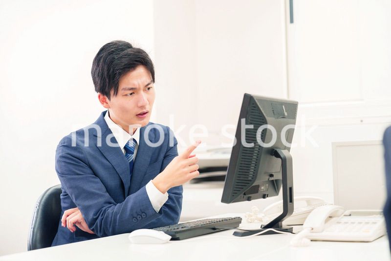 仕事がうまくいかずネガティブな表情を浮かべるビジネスマン