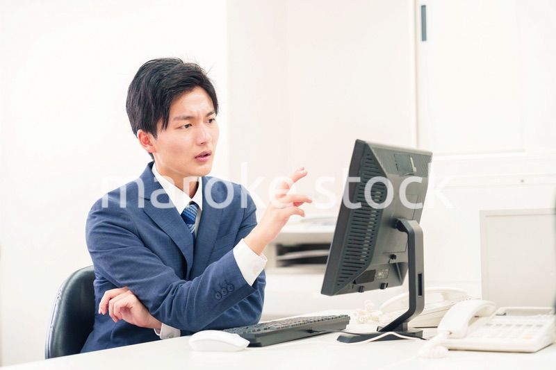 仕事がうまくいかずネガティブな表情を浮かべるビジネスマン