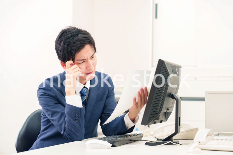 仕事がうまくいかずネガティブな表情を浮かべるビジネスマン