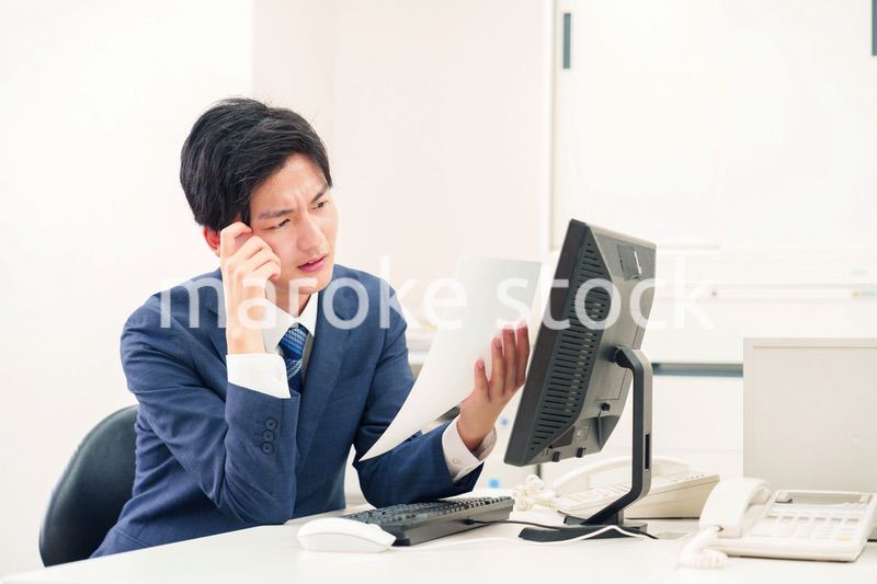 仕事がうまくいかずネガティブな表情を浮かべるビジネスマン