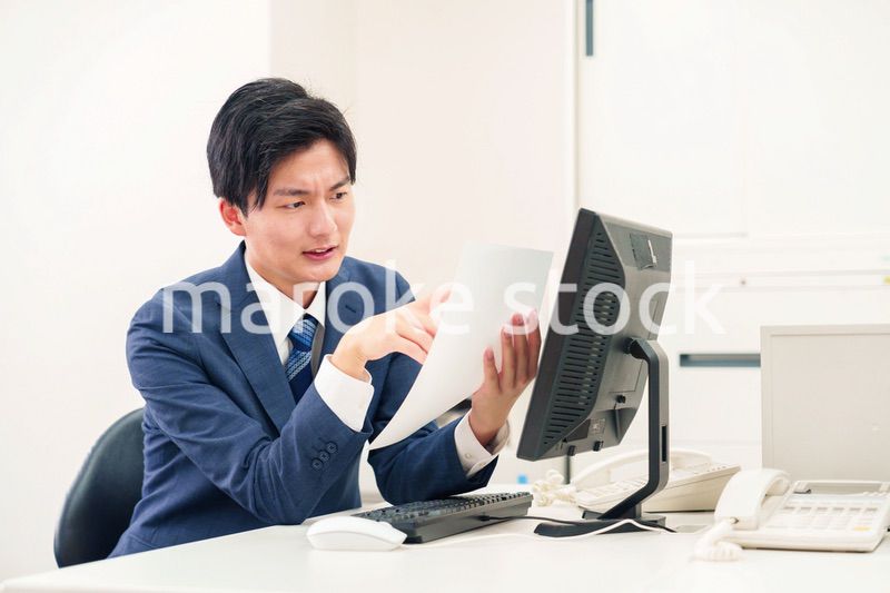 仕事がうまくいかずネガティブな表情を浮かべるビジネスマン