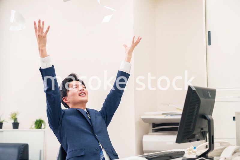 オフィスで書類を破り捨てるビジネスマン