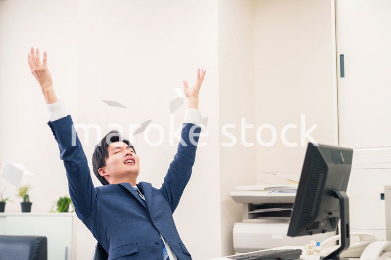 オフィスで書類を破り捨てるビジネスマン