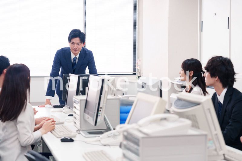 オフィスで働く複数のビジネスパーソン