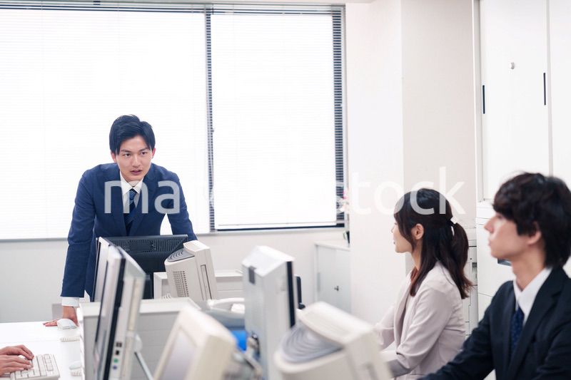 オフィスで働く複数のビジネスパーソン