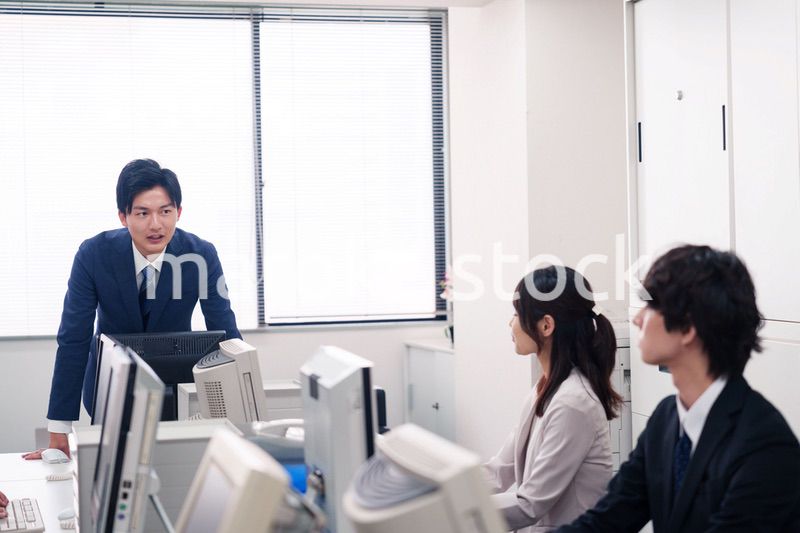 オフィスで働く複数のビジネスパーソン