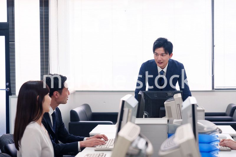 オフィスで働く複数のビジネスパーソン