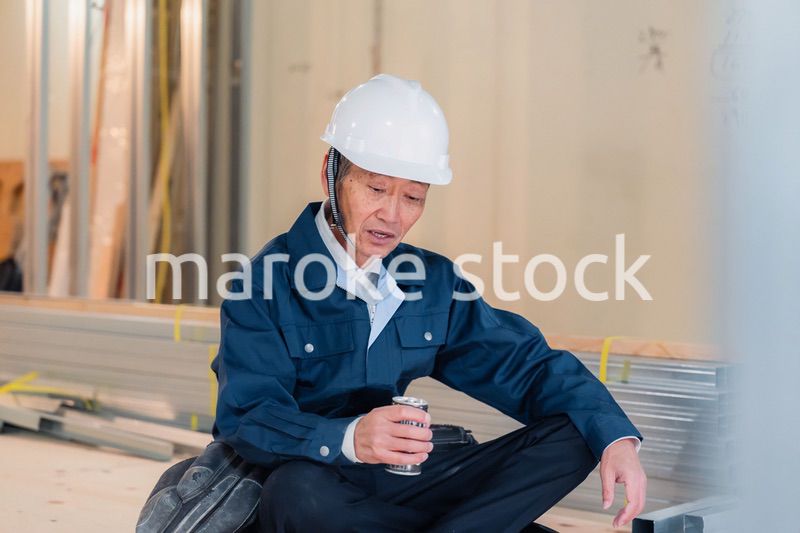 現場で休憩をする大工さん
