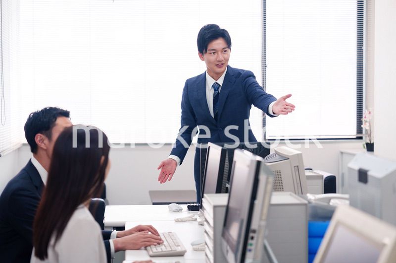 オフィスで働く複数のビジネスパーソン