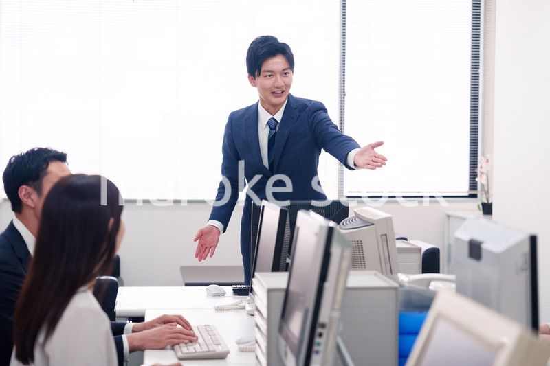 オフィスで働く複数のビジネスパーソン