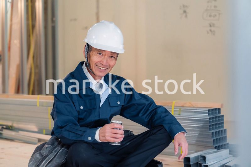 現場で休憩をする大工さん