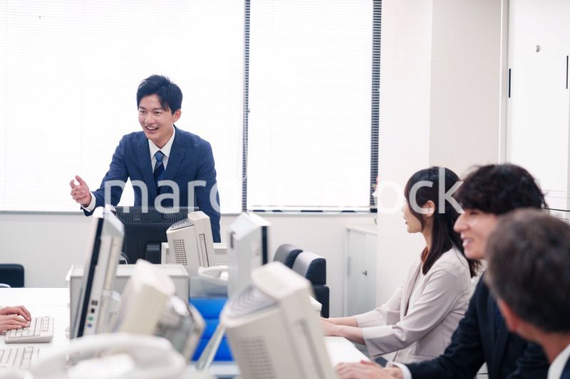 オフィスで働く複数のビジネスパーソン