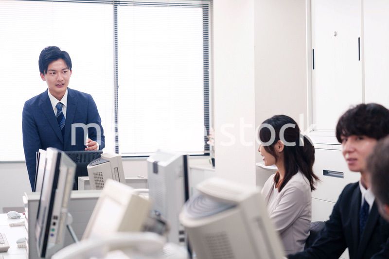 オフィスで働く複数のビジネスパーソン