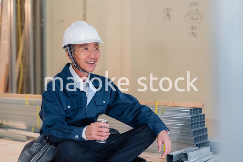 現場で休憩をする大工さん