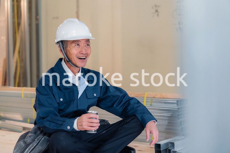 現場で休憩をする大工さん