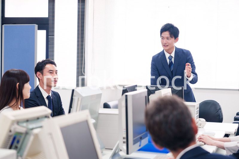 オフィスで働く複数のビジネスパーソン