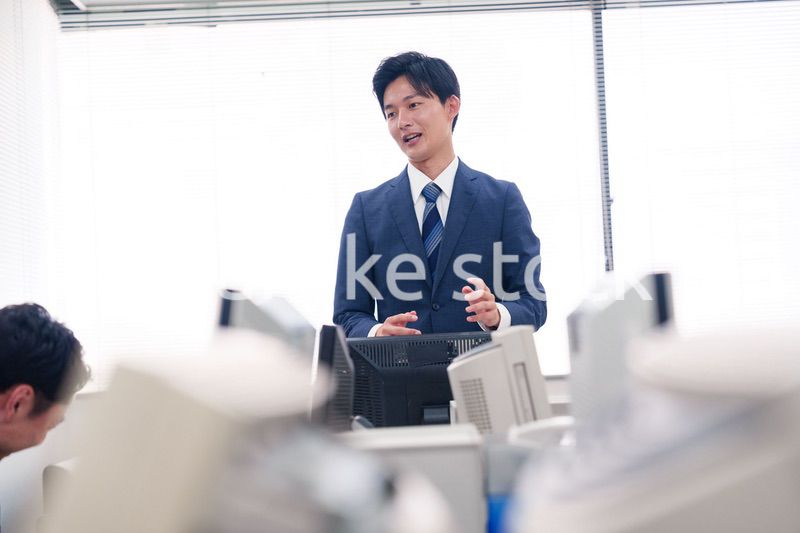 オフィスで働く複数のビジネスパーソン