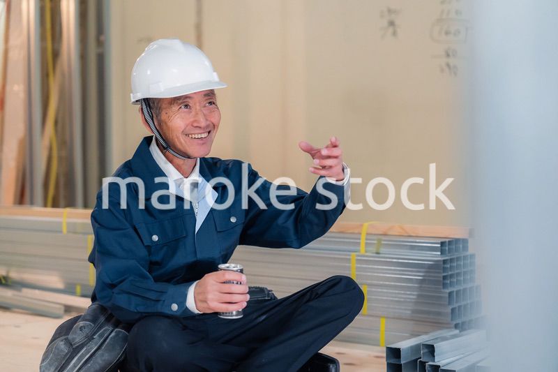現場で休憩をする大工さん