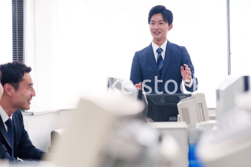 オフィスで働く複数のビジネスパーソン